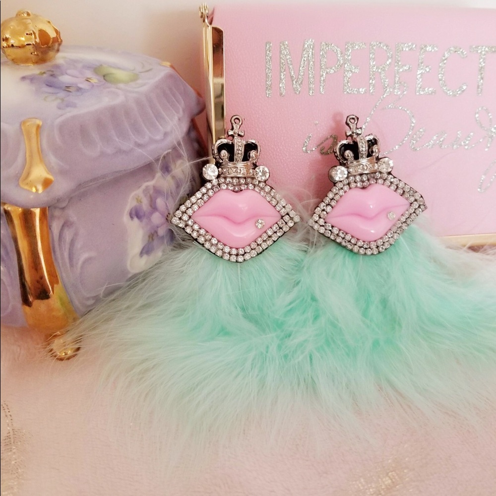 Turquoise feather/lips earrings!!